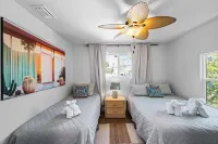 Perfect location 6 Bedroom, 4 Bathroom house. GameRoom,HeatedPool. 5min to Beach Hotels in Seminole