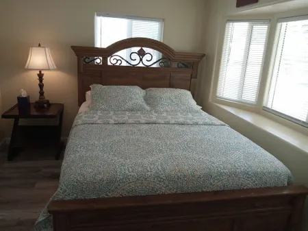 Charm remodeled 2b 2b with 2/p space only 7 minutes from down town Отели в г. Флауинг Уэлс