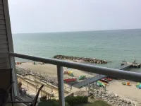 Lakefront condo --2BR/2Bath Sleeps 4  Private beach and lake front balcony - Homestays
