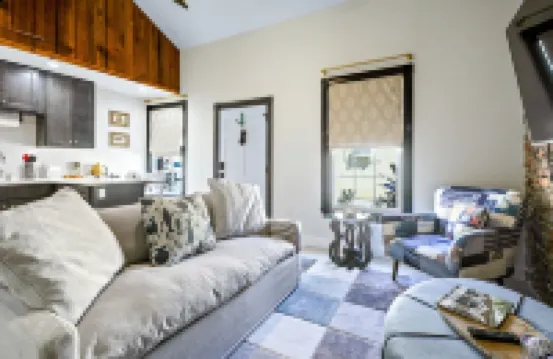 New Historic 1 Bed/1 Bath Suite Steps to River Street!