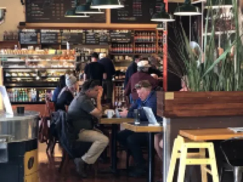 Beautiful and Lush Hidden Wisteria Getaway Hoteles en Alameda