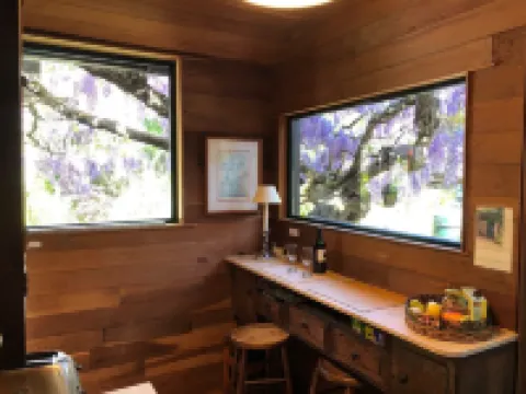 Beautiful and Lush Hidden Wisteria Getaway Hoteles en Alameda