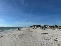 Villa Siesta Pines Townhome 5 minutes to Sanibel Causeway and Fort Myers Beach.