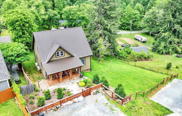 Newly built Luxury 3 bedroom Mountain Chalet in town - Hot tub and Pet Friendly!