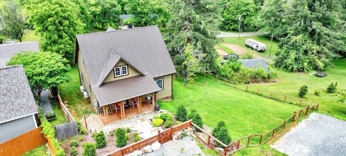 Newly built Luxury 3 bedroom Mountain Chalet in town - Hot tub and Pet Friendly! ブルバードのホテル