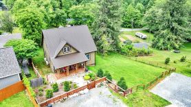 Newly built Luxury 3 bedroom Mountain Chalet in town - Hot tub and Pet Friendly!