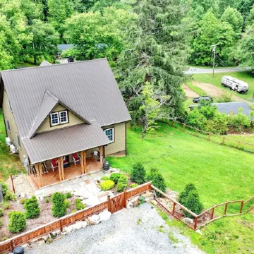 Newly built Luxury 3 bedroom Mountain Chalet in town - Hot tub and Pet Friendly!
