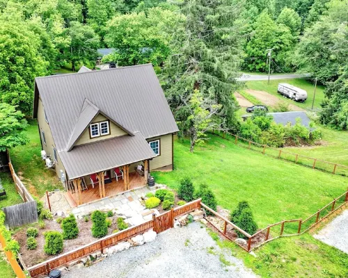 Newly built Luxury 3 bedroom Mountain Chalet in town - Hot tub and Pet Friendly! Hotels in Brevard