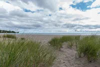 Luxury Lake House-4Bed-2Bath-NEW Renovation 2023-Walk to Beach, Dining, & More.