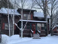 Walking Distance to Arena, Main Street, Mirror Lake, and Restaurants!