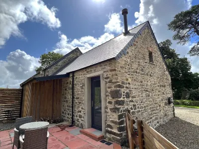 Gloriously rural, Ty Ni is a fantastic new barn conversion in Pembrokeshire Hotel dekat The Georges Restaurant & Cafe Bar