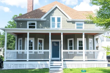 Modern & Spacious 4 Bedroom Single Family Home