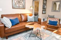 Peoria Heights Petite Charmer- A Block From it All!! Hotels in Peoria Heights