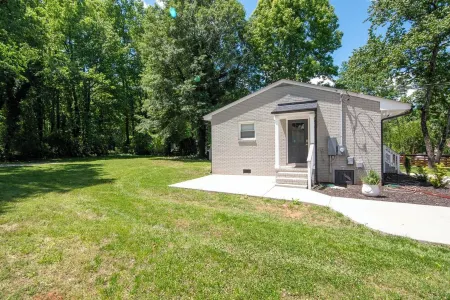 Cozy house just 10 minutes from downtown charlotte Отели рядом с достопримечательностью «Hot trends»