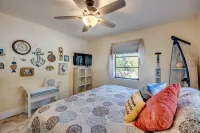 Fun'n Sun-Charming 3 BR/3 baths waterfront villa- pool, spa, dock, fishing poles