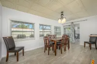 Stunning Fully Remodeled House with Heated Pool! 30%OFF Hotels in Bee Ridge