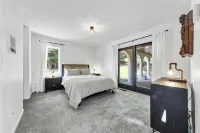 Spacious + beautiful 5-bedroom Mediterranean Villa in Monroe, NY.  호텔
