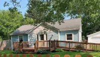 Beautiful Parkside 5 Bedroom Cottage in Midland, Fenced Front Yard, Access Ramp Hotels near Rite Aid