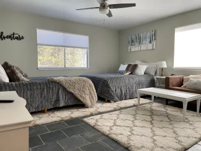 Remodel Spacious -vaulted 1100 sqft two blocks from slopes-w/d in unit. Hotels in 