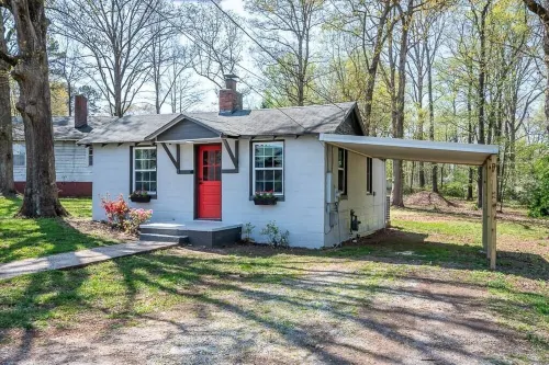 Tiny House w/ 1st Class Amenities- 12 Min to CLT Hotels in Mount Holly