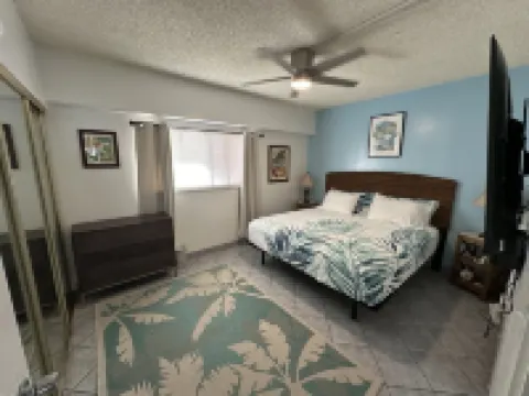 Updated condo with air conditioning in the heart of downtown Kona.