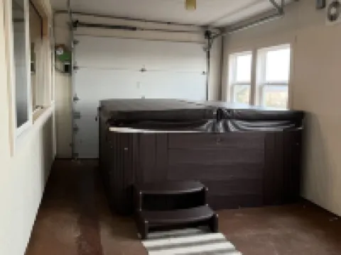 Cozy 3 story Log Cabin with space for the entire family and an amazing view โรงแรมในJackson County