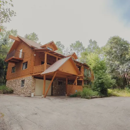 Cozy Log Cabin in Sundance Resort Neighborhood That Sleeps 20+