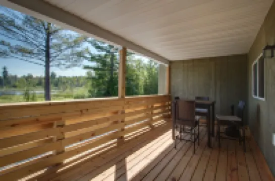 Private Hot Tub! KING Size Bed Traverse City 18 miles *Crystal Mountain 17 miles