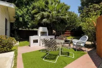 1970s Style Cozy Home with Fireplace Yard & Hot Tub