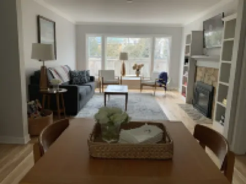 Charming garden cottage downtown Ellison Bay walking distance to lake and shops