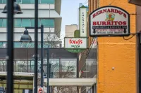 Near Wells Fargo, King Bed and Balcony and washer dryer, fitness room, Fireplace โรงแรมใน