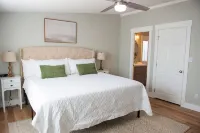 4-bedroom home near Beach & Heritage Park, Boat RV parking, fire pit, EV charger