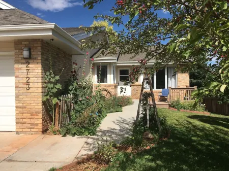 This spacious single home combines modern amenities with a cozy mountain feel