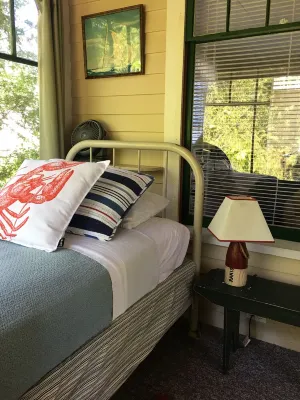 New prices, summer getaway at Seashore Cottage, Great Views and cozy fireplace
