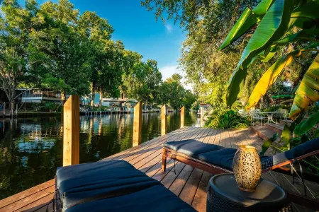 Don’t Book This House… Unless You’re Okay with Manatees Stealing the Show Отели в г. Уэки-Уочи-Гарденс