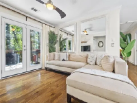 Urban Escape: 5BR Retreat Hotels in Decatur