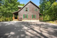 Perfect Hub: Near Gatlinburg & Pigeon Forge, Wi-Fi, New Hot Tub & Treetop Views!