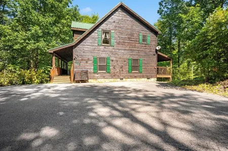 Perfect Hub: Near Gatlinburg & Pigeon Forge, Wi-Fi, New Hot Tub & Treetop Views! Отели в г. Севьервилл