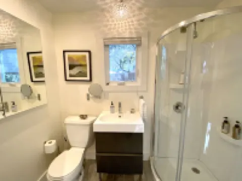 Unique Zen Tiny House 2 mi to Beach ~ Free Bikes! Minutes to Historic Charleston マウント・プレザントのホテル