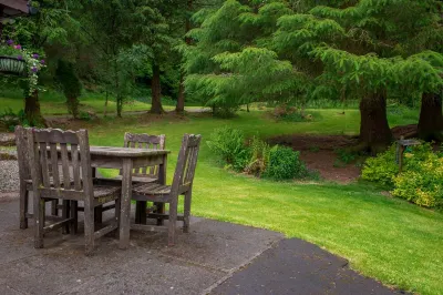 Cottage retreat in wooded secluded private grounds