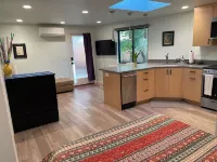 Sweet Studio, Private Patio. Close to park, disc golf, tennis, etc.  30 day min.