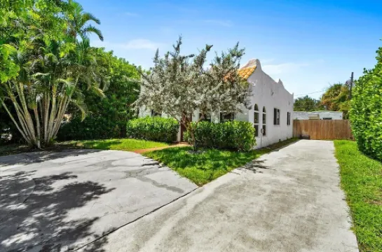 1BR/1BA Design District Cottage - 8 Min drive from Downtown WPB