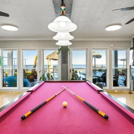 Paradise HomeSpacious 5-Bedroom House Sleeping 14,Heated Pool in Lovely Bacliff