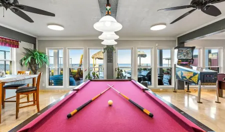 Paradise HomeSpacious 5-bedroom house sleeping 14 ,WiFi in lovely Bacliff.