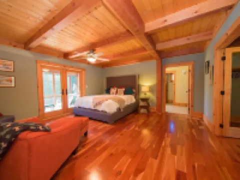 Sleeps 18  Minutes to Main St & Lakes HotTub PoolTable FirePit Air Conditioning