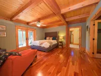 Sleeps 18  Minutes to Main St & Lakes HotTub PoolTable FirePit Air Conditioning