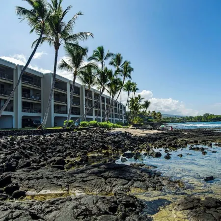 Charming 2-bedroom Oceanfront Condo in Kailua-Kona with AC, WiFi