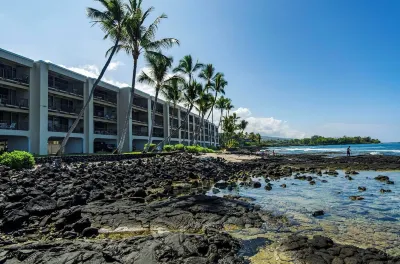 Charming 2-bedroom Oceanfront Condo in Kailua-Kona with AC, WiFi Hotels near Kimura Lauhala Shop