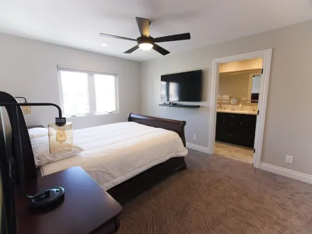 Luxury Condo in the Heart of Downtown Pismo Beach, Rooftop Spa! 322 Stimson Ave, Отели рядом с достопримечательностью «Pismo Bob's True Value»