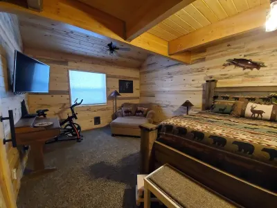 LUXURY CABIN Minutes from West Yellowstone, 3 Bedrooms, Loft, HotTub, WIFI